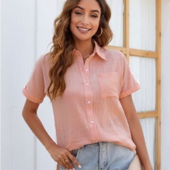 New Elan Lightweight Cotton Button Front Pocket Top in Blush Peach - Picture 2 of 8
